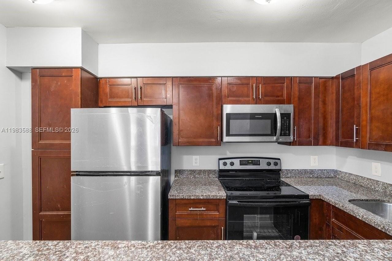 1530 Crescent Cir #3 - Photo 4 of 20