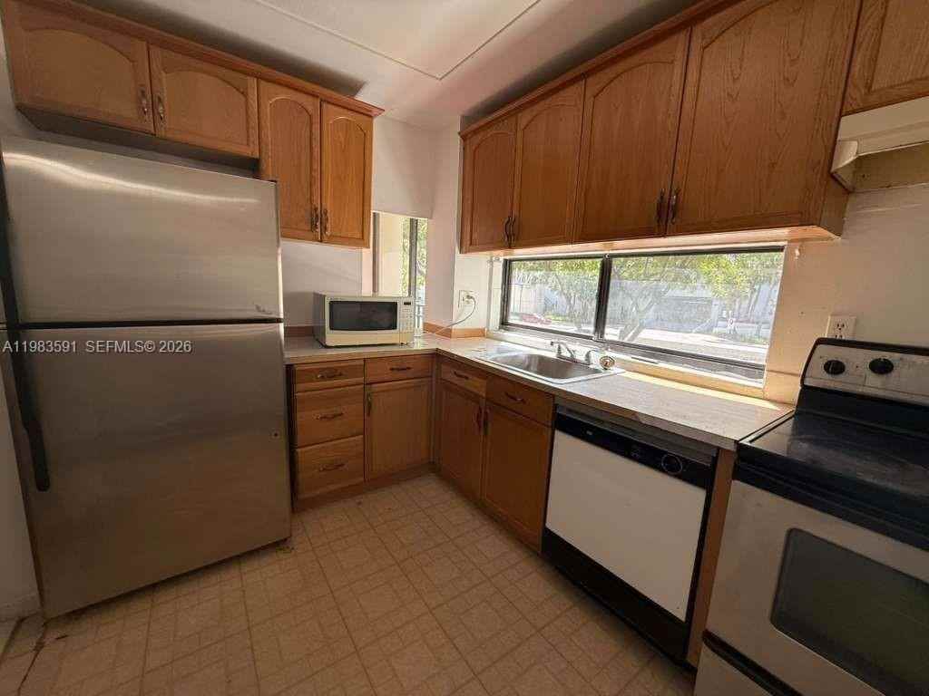 16909 N Bay Rd #211 - Photo 7 of 15