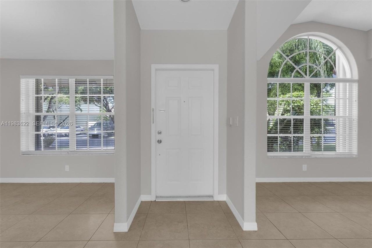 10635 Nw 54th St - Photo 7 of 41