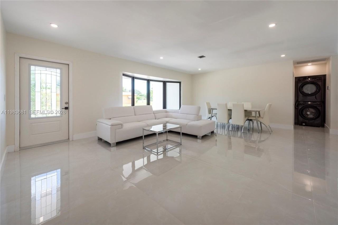 4700 Mckinley St - Photo 5 of 22