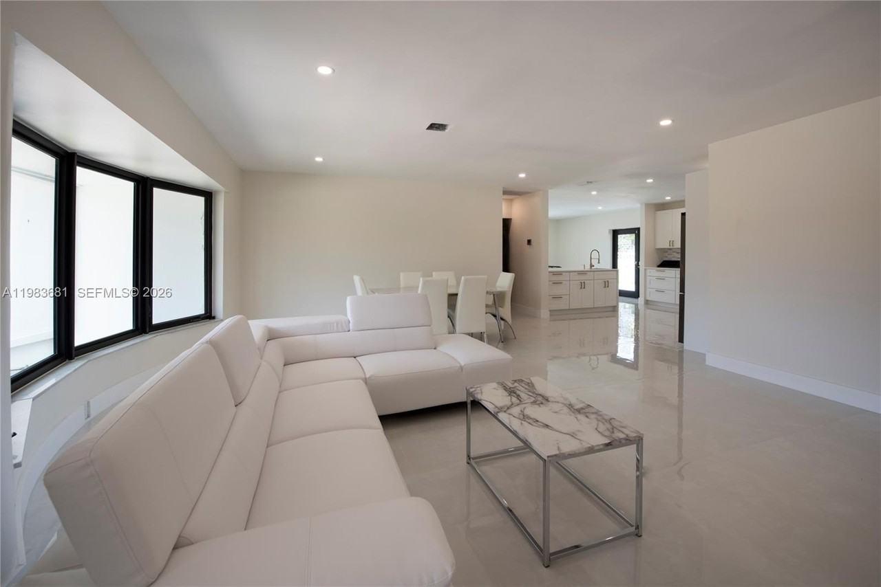 4700 Mckinley St - Photo 6 of 22