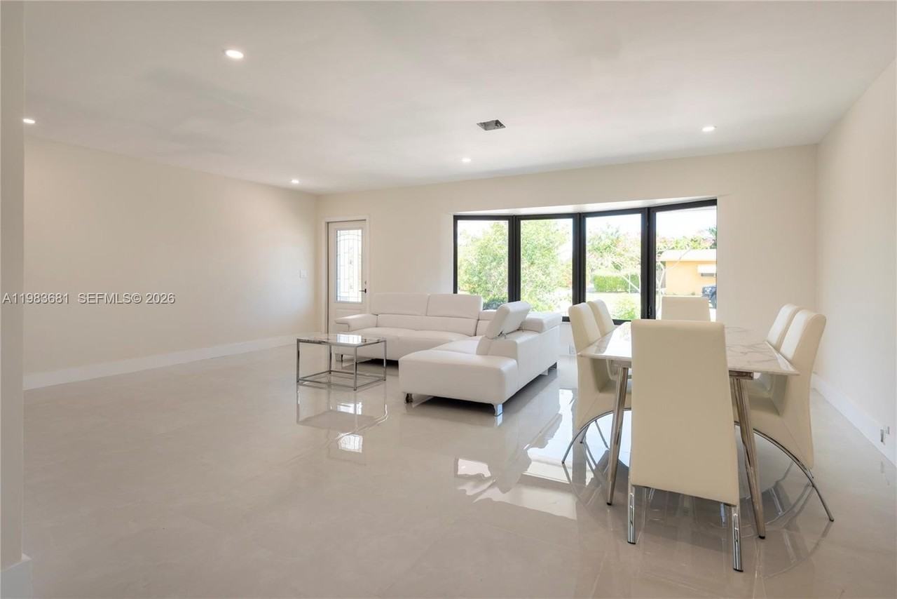 4700 Mckinley St - Photo 7 of 22