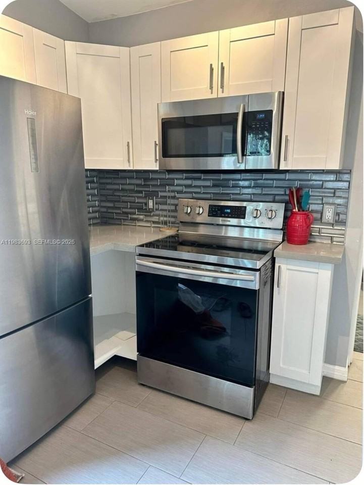 1432 Ne 5th Ave #4 - Photo 3 of 8