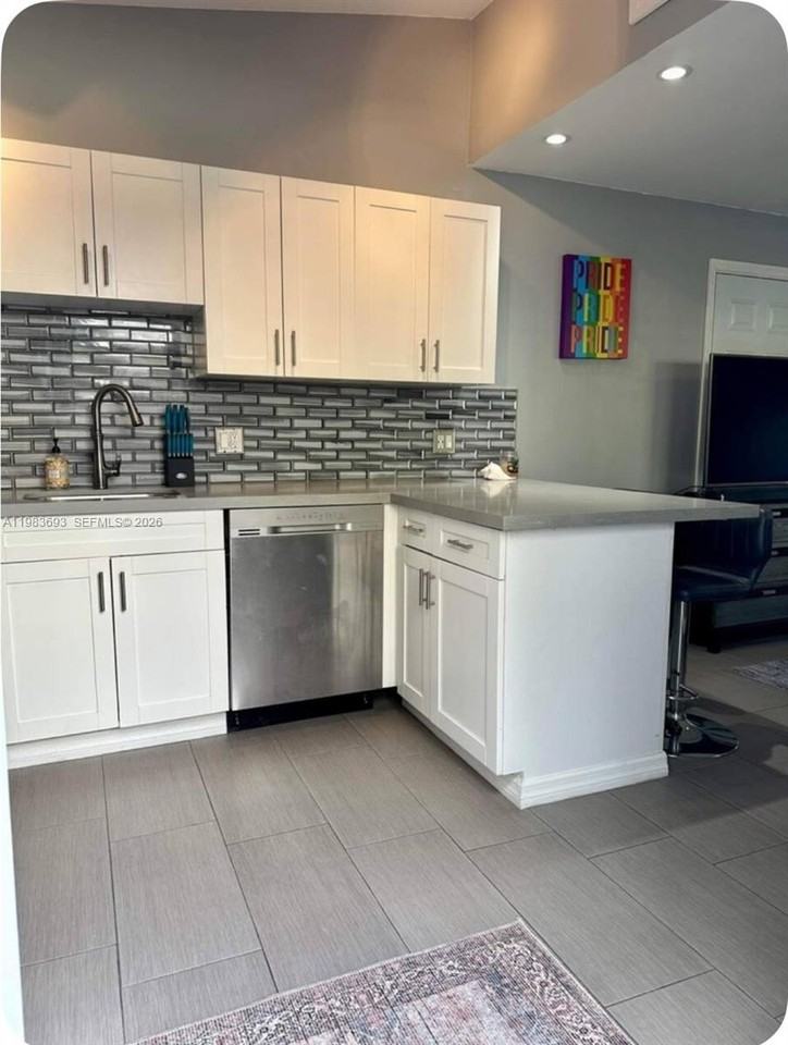 1432 Ne 5th Ave #4 - Photo 4 of 8