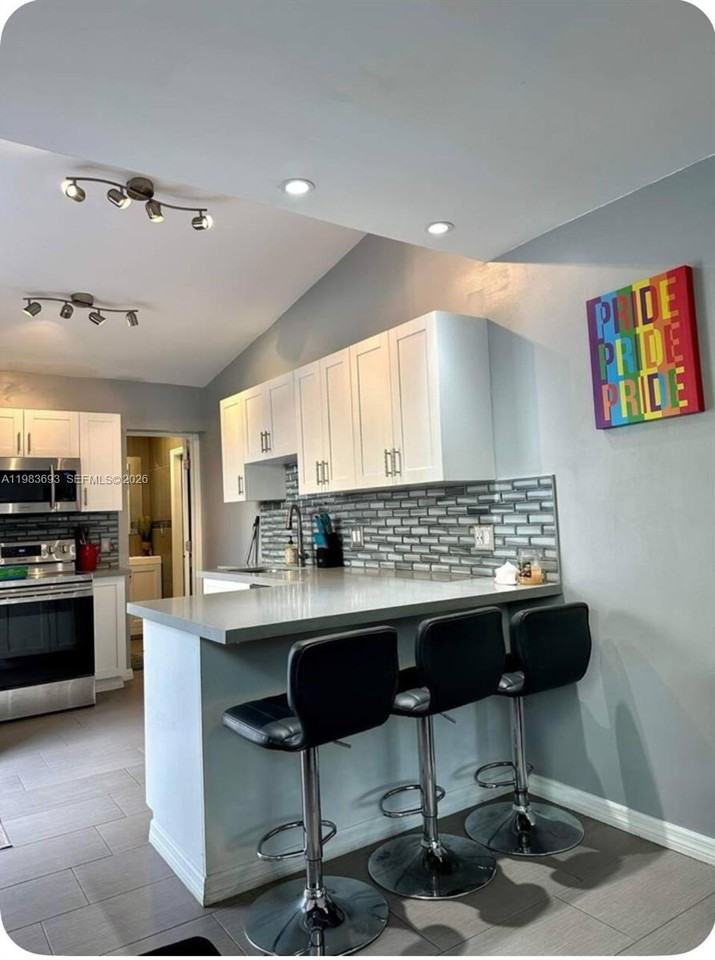 1432 Ne 5th Ave #4 - Photo 5 of 8