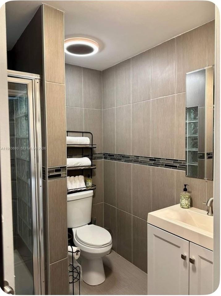 1432 Ne 5th Ave #4 - Photo 6 of 8