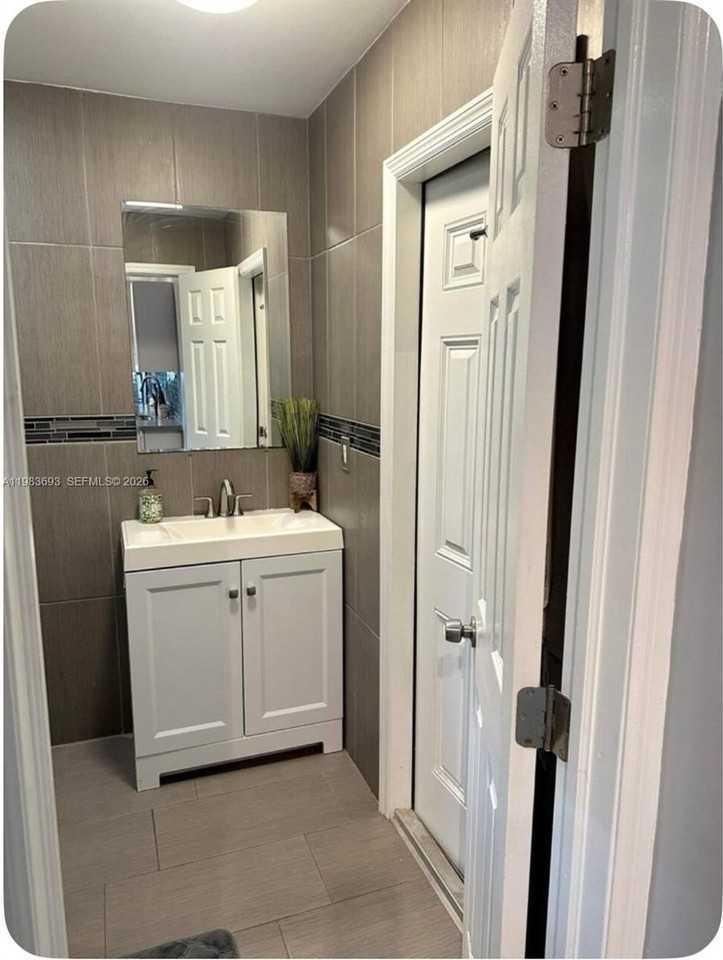 1432 Ne 5th Ave #4 - Photo 7 of 8