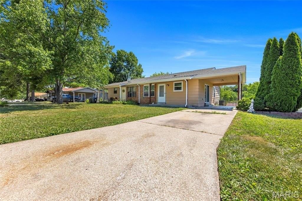 32 Laura Dr - Photo 3 of 24