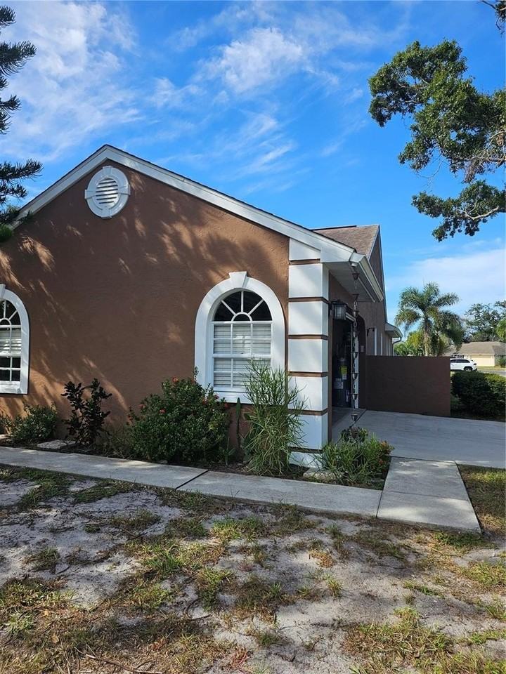 417 Lake Of The Woods Dr - Photo 4 of 30