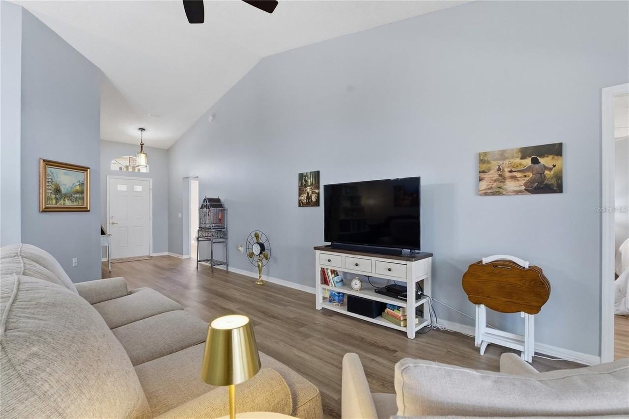 1221 Wolford Dr - Photo 6 of 50