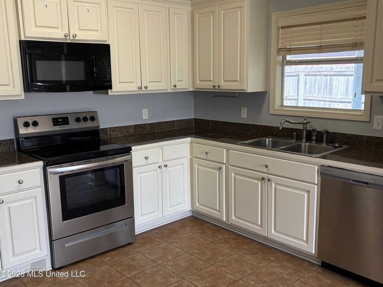 620 Lexington Dr - Photo 4 of 10