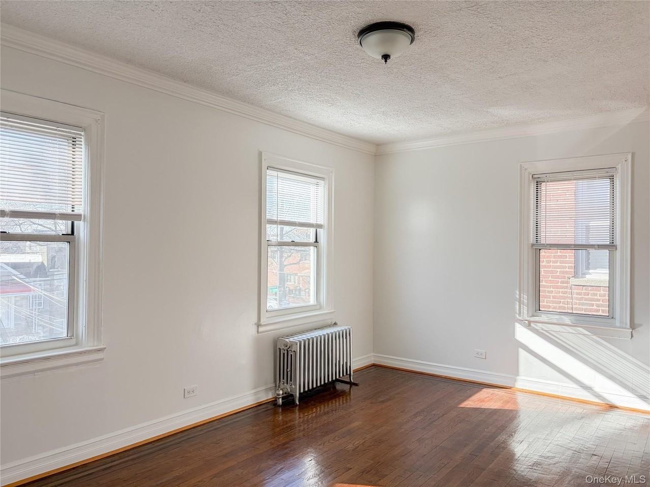 2863 Coddington Ave - Photo 3 of 40