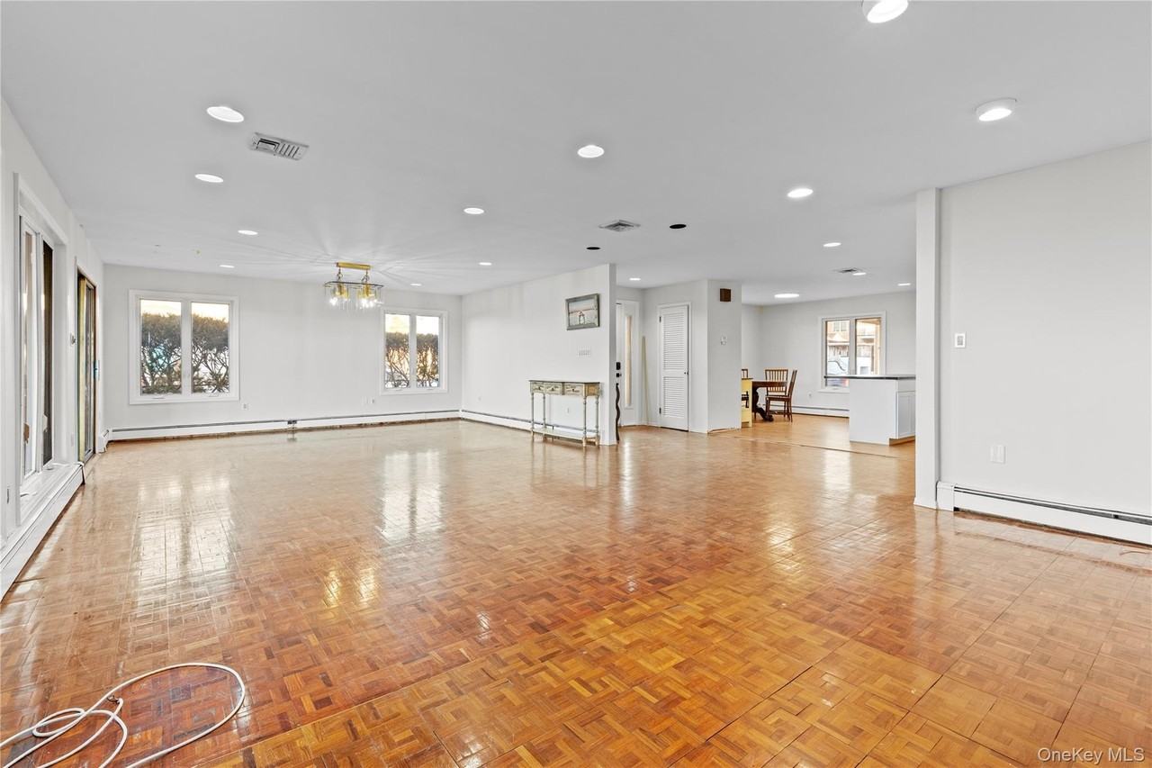 115 Maryland Ave - Photo 4 of 31