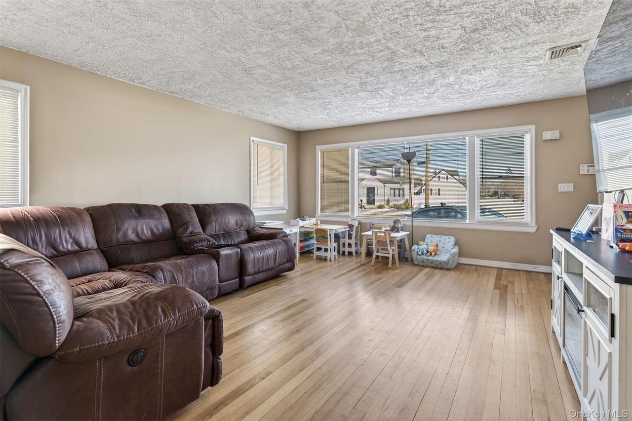 1716 Camp Ave - Photo 2 of 9