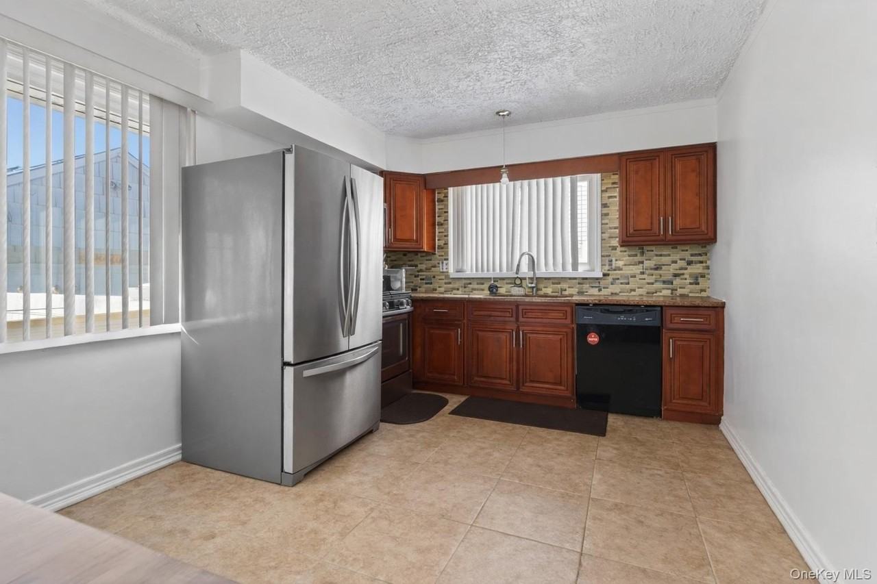 1716 Camp Ave - Photo 3 of 9