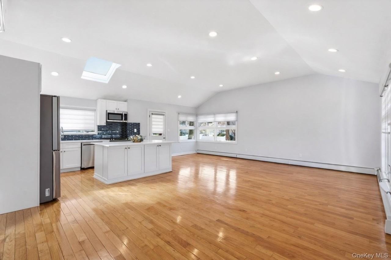 1374 Prospect Ave - Photo 4 of 25