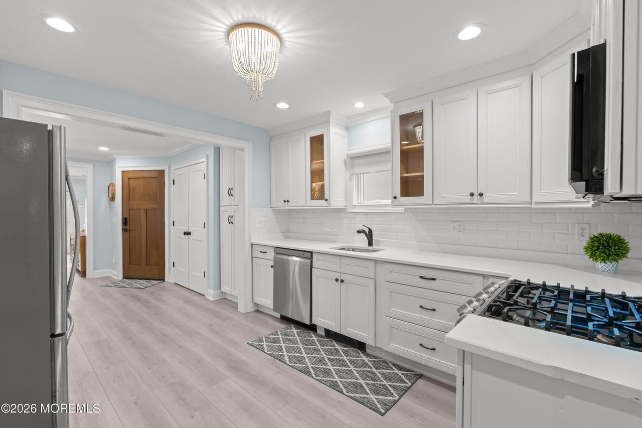 11 Center St - Photo 4 of 29