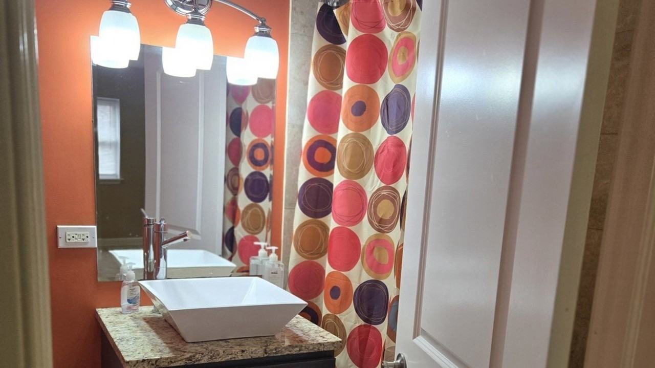 5948 S King Dr Apt 1 - Photo 5 of 11