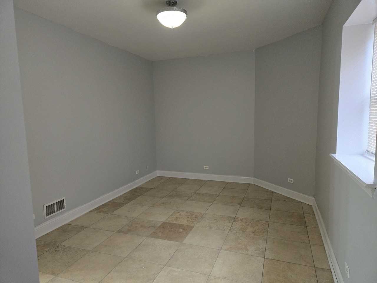 5948 S King Dr Apt 1 - Photo 7 of 11