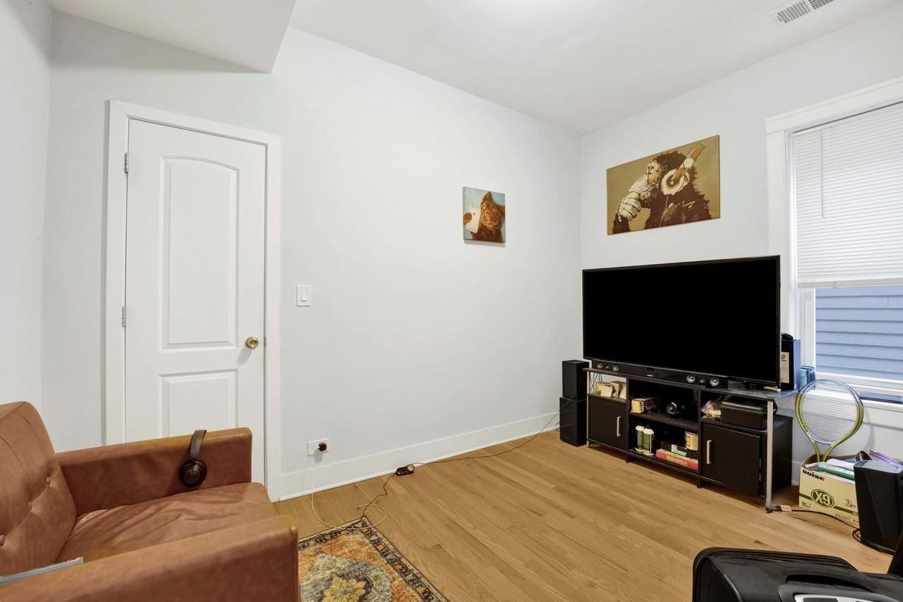 3226 W Potomac Ave Apt 1f - Photo 5 of 19