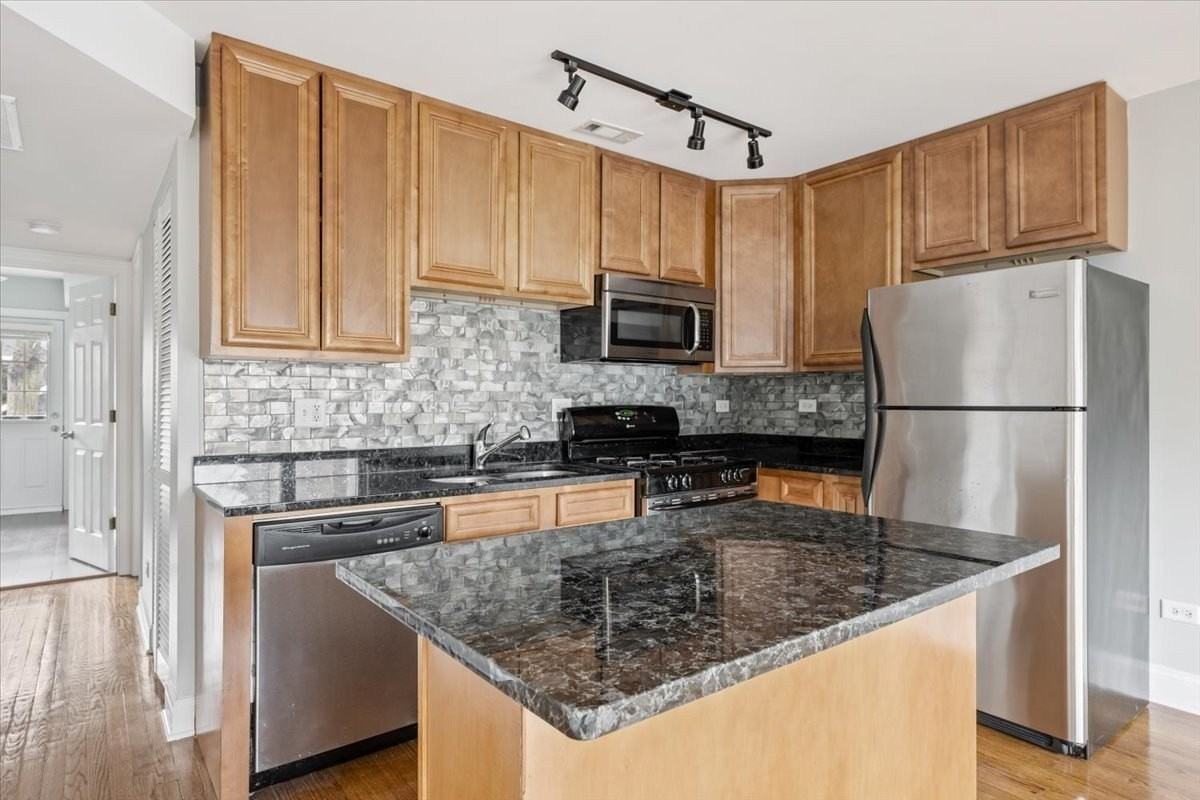 1343 W Winona St Apt 2w - Photo 3 of 15