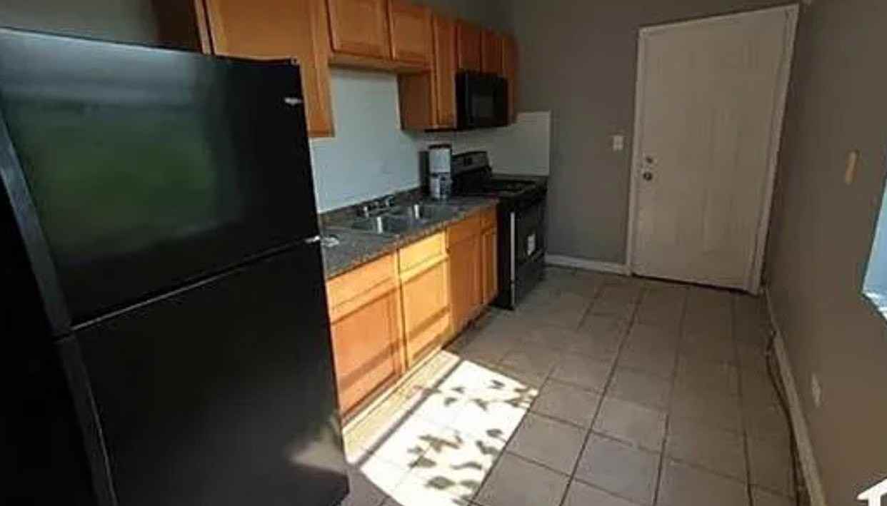 604 E Marquette Rd Apt 2 - Photo 3 of 6