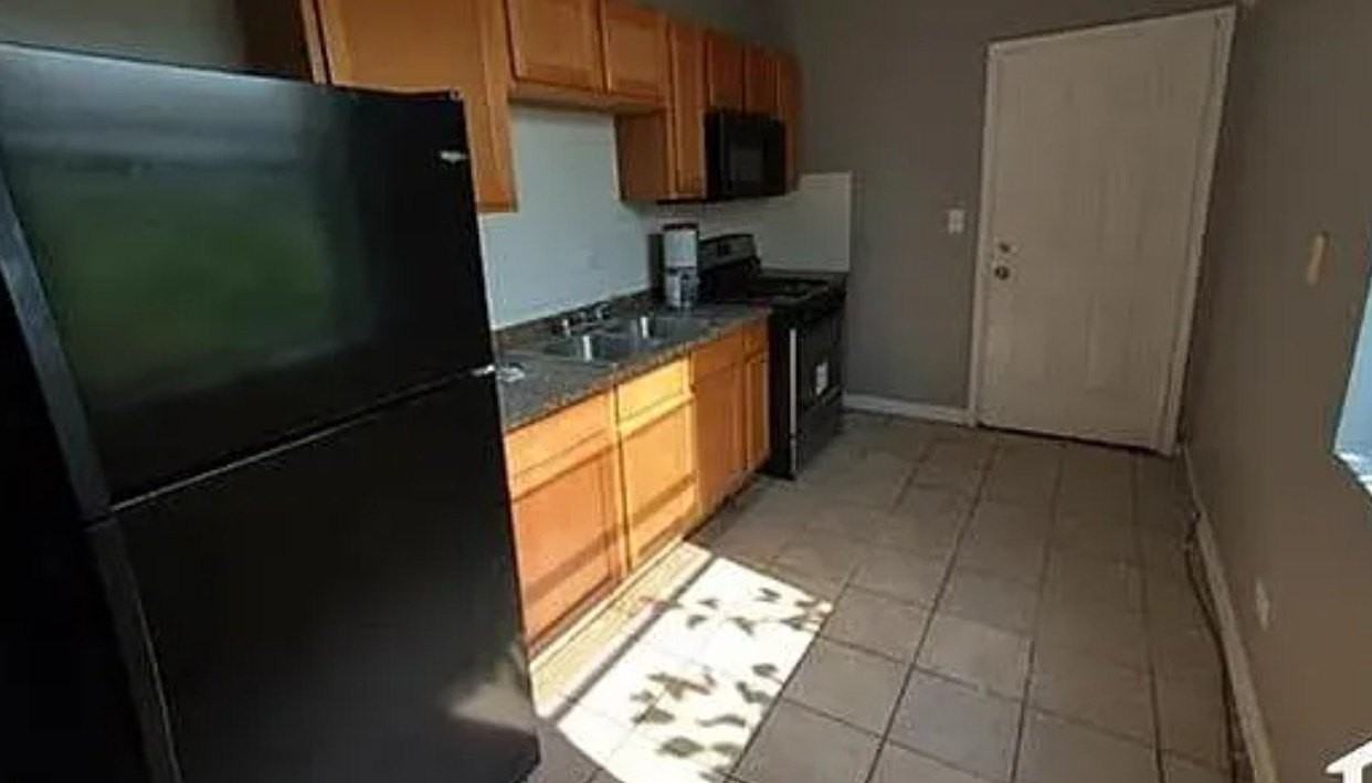 612 E Marquette Rd Apt 2 - Photo 3 of 6