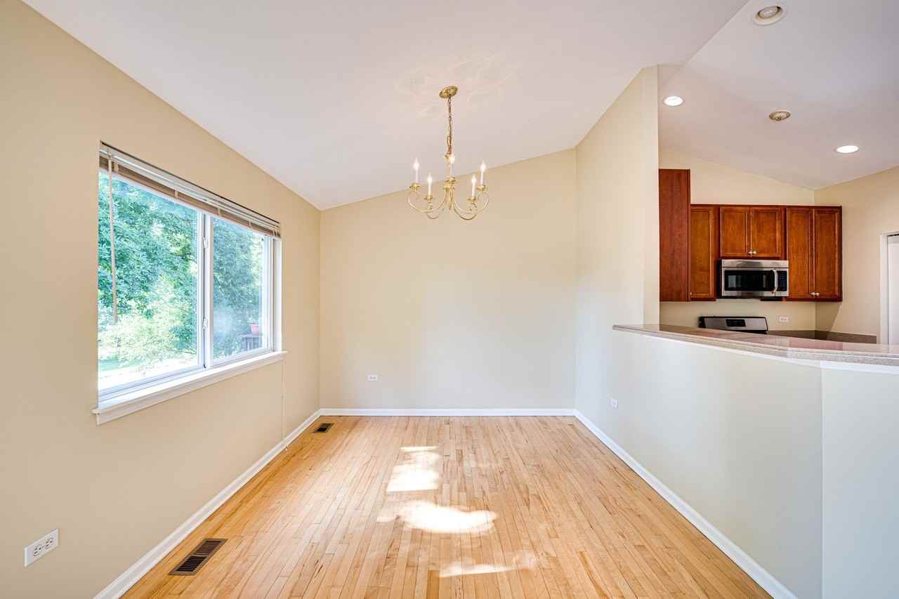 3147 Saganashkee Ln - Photo 4 of 28