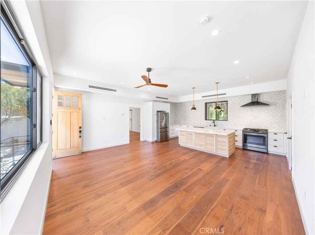 7503 Hesperia Ave - Photo 3 of 41