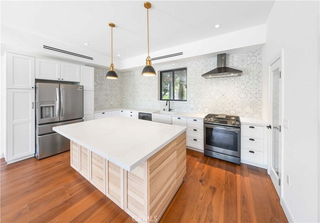 7503 Hesperia Ave - Photo 5 of 41