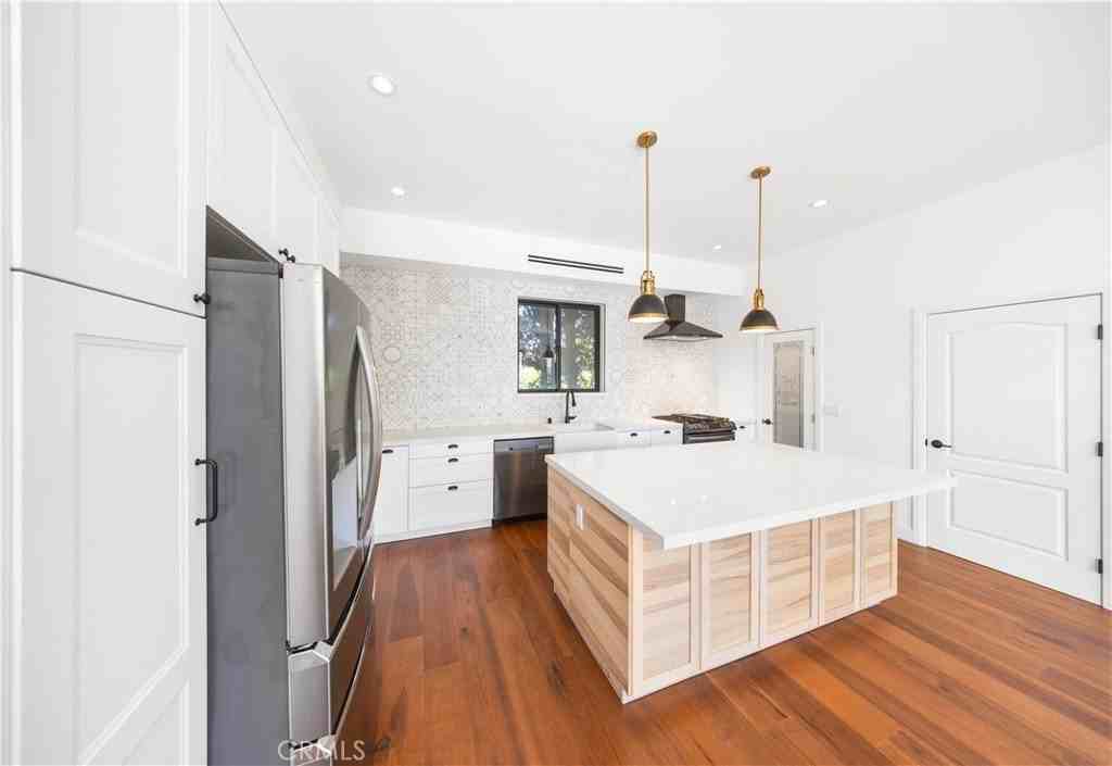 7503 Hesperia Ave - Photo 6 of 41