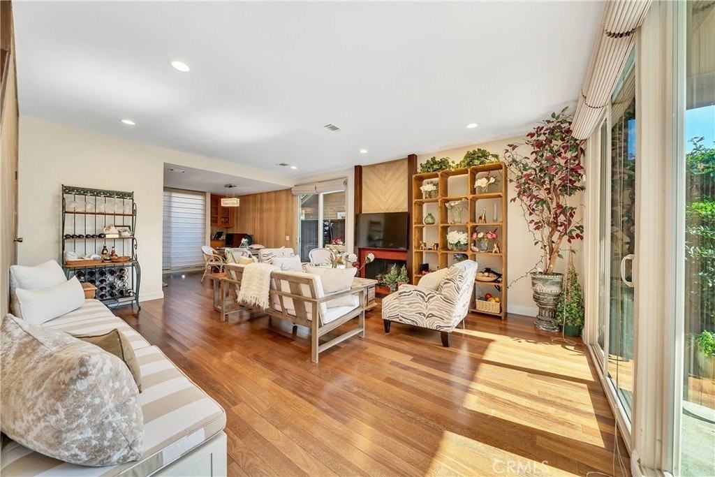 335 Cypress Dr - Photo 2 of 16