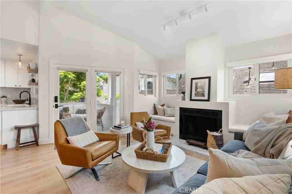 617 Acacia Ave - Photo 3 of 19