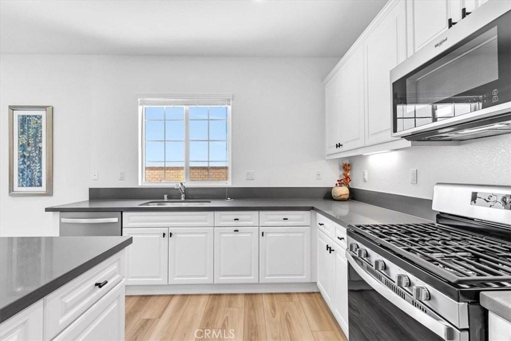 28300 Abbey Ln - Photo 5 of 42