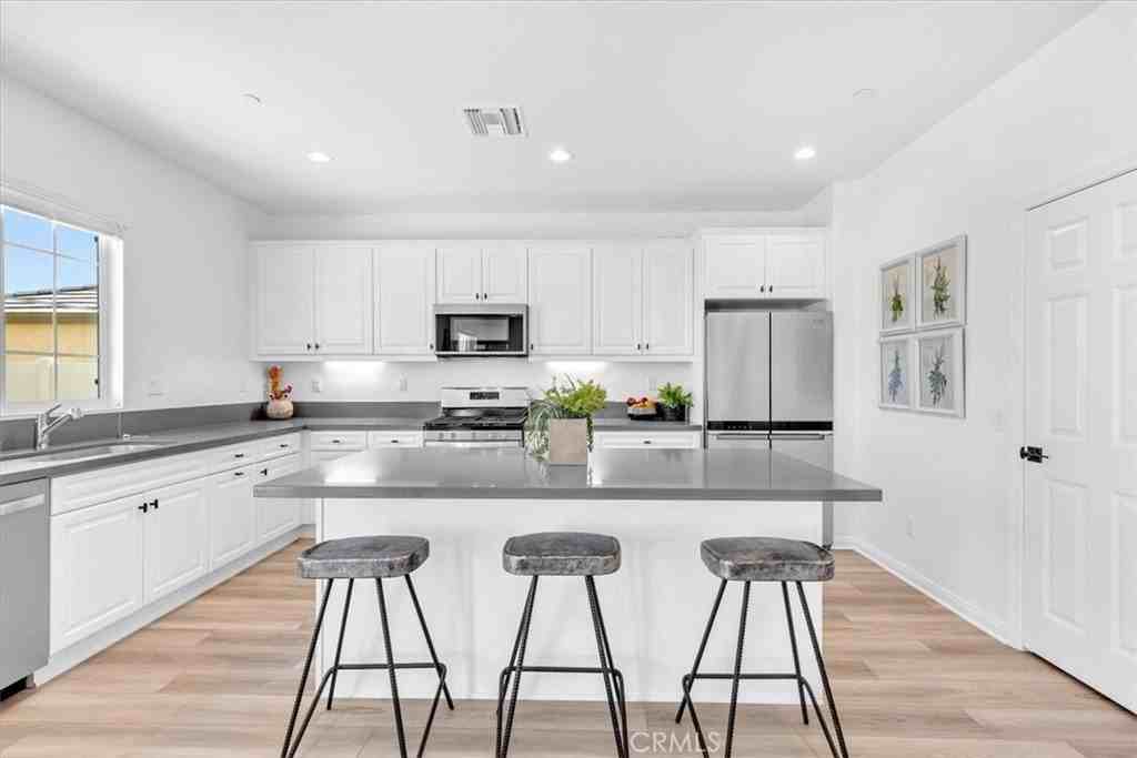 28300 Abbey Ln - Photo 6 of 42