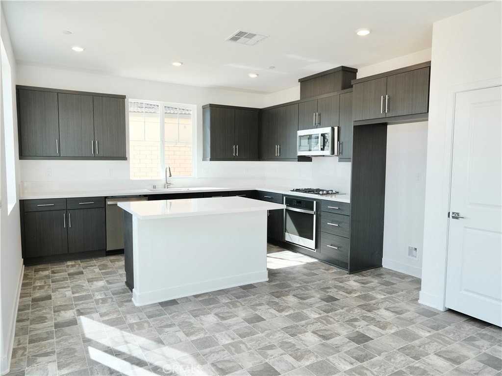 30770 White Pines Dr - Photo 7 of 44