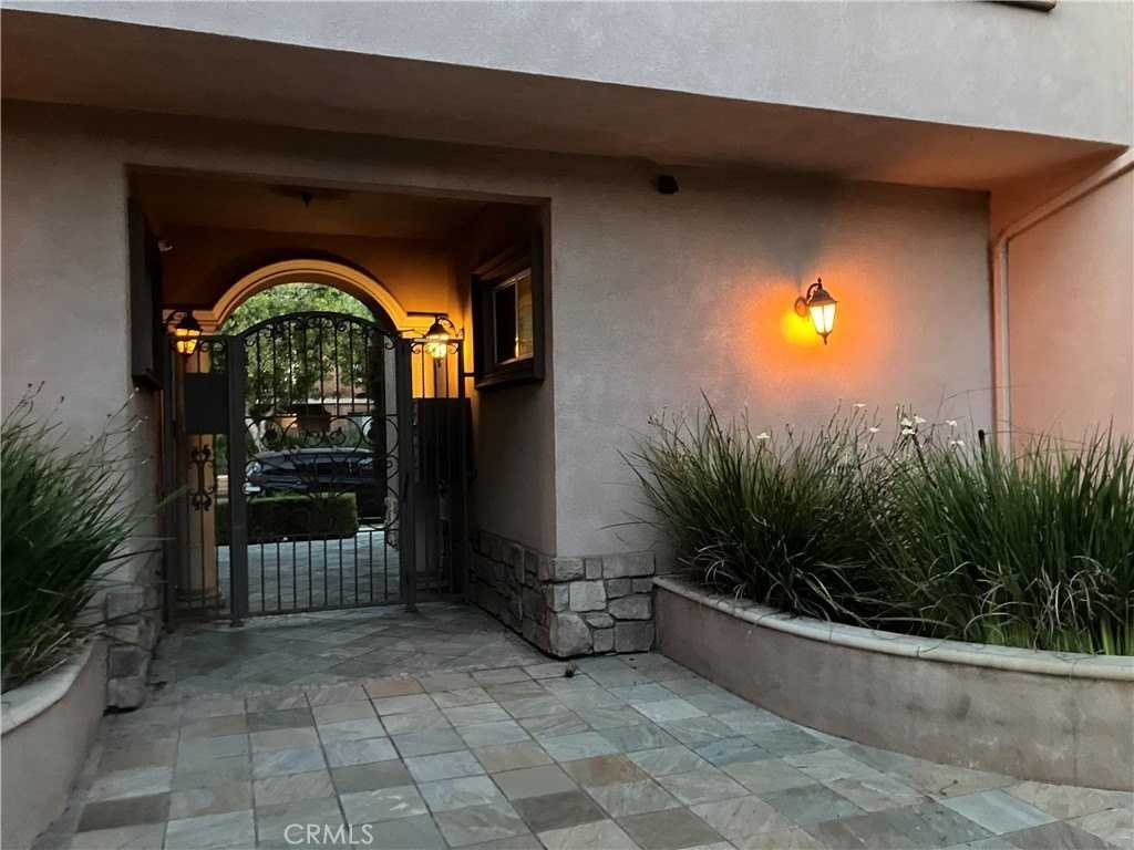 128 E Broadway #I - Photo 2 of 23