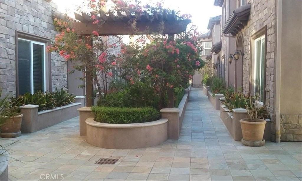 128 E Broadway #I - Photo 4 of 23