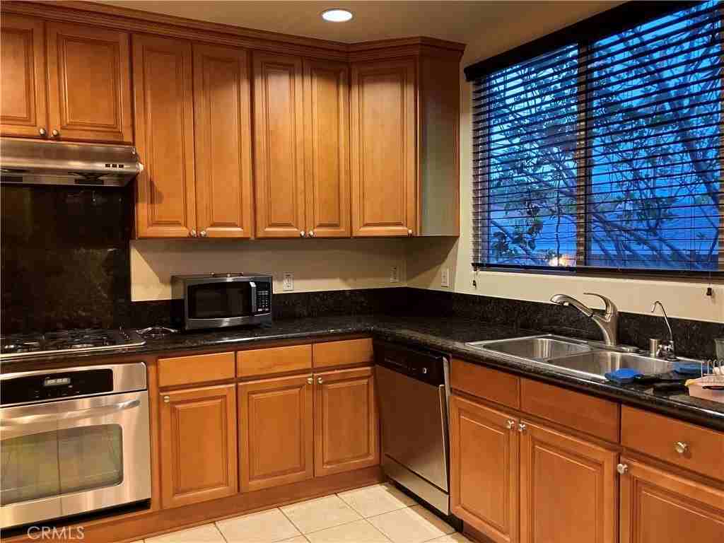 128 E Broadway #I - Photo 7 of 23