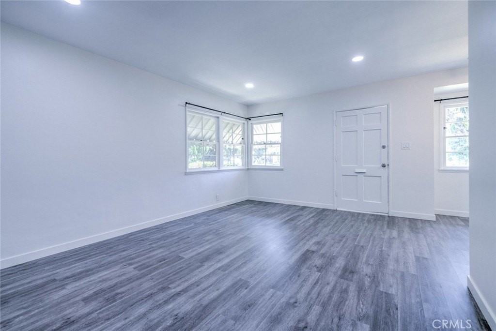 12123 Rose Dr - Photo 4 of 27