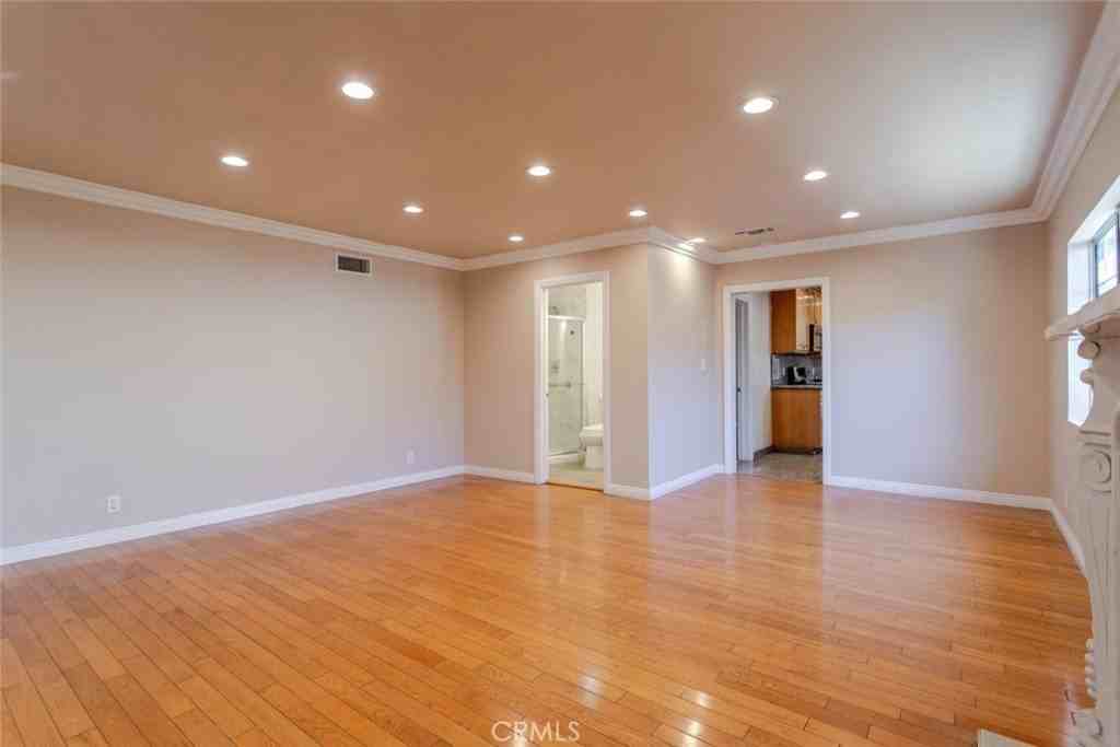 14608 Cohasset St - Photo 2 of 21