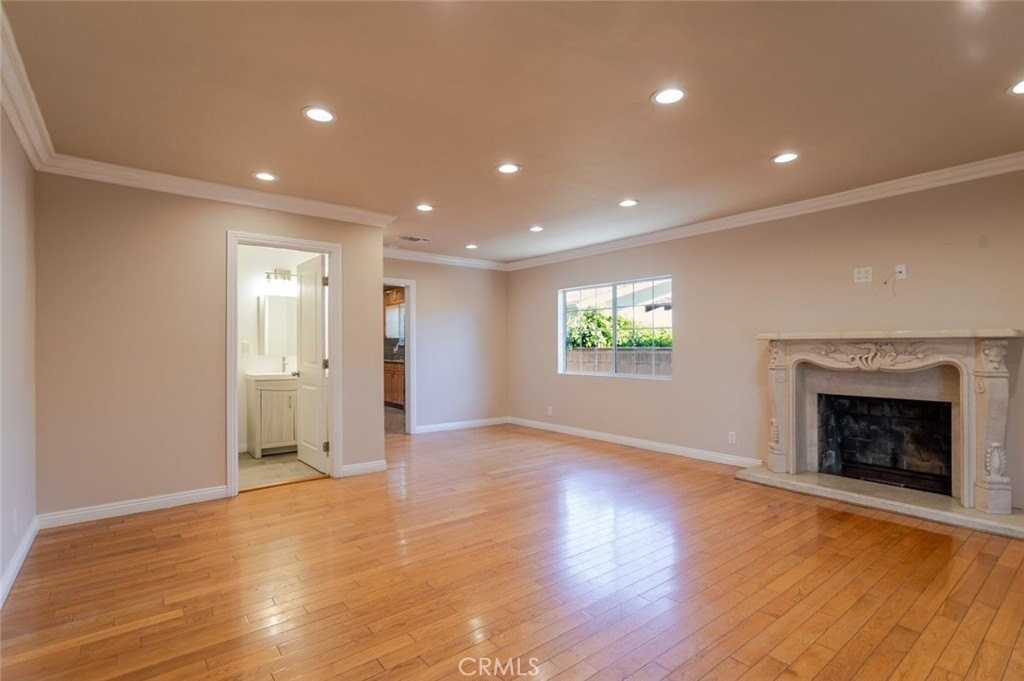 14608 Cohasset St - Photo 3 of 21