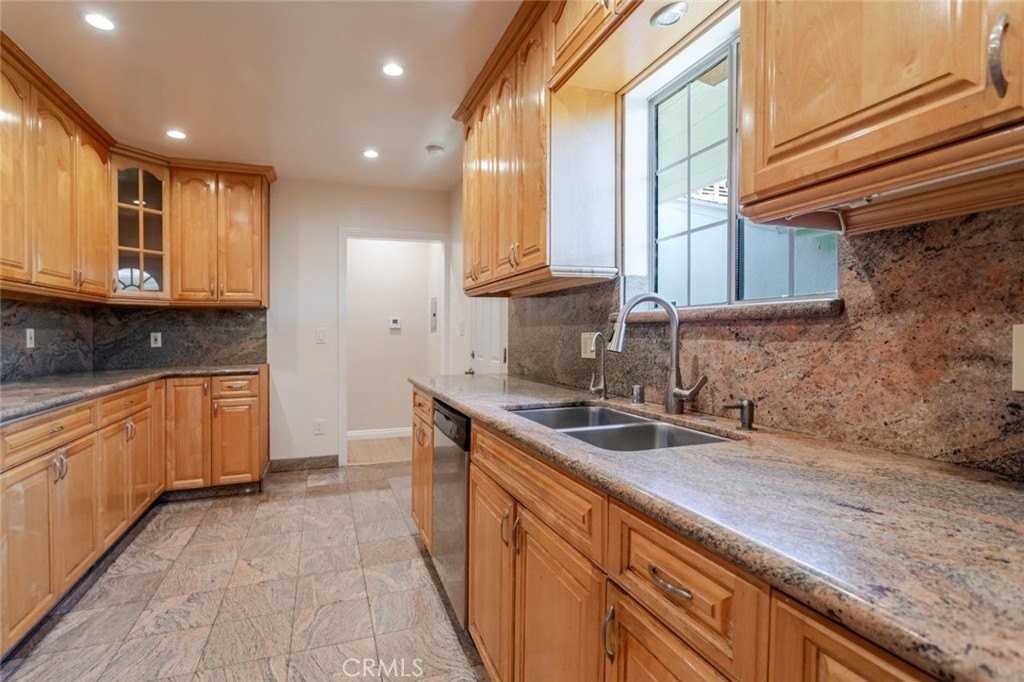 14608 Cohasset St - Photo 5 of 21