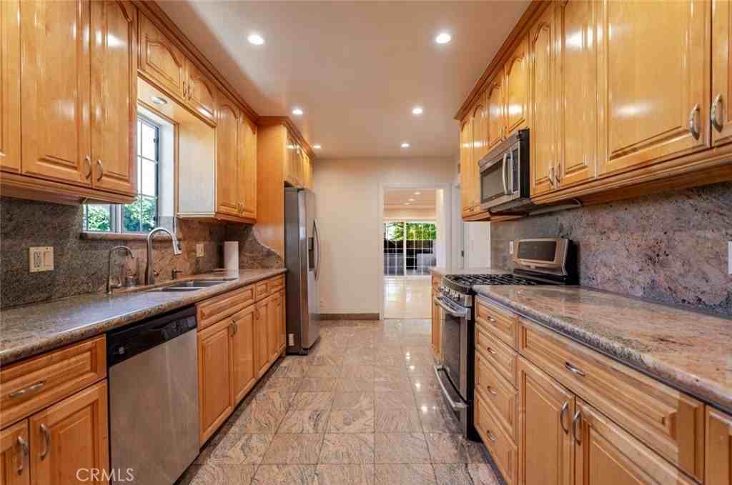 14608 Cohasset St - Photo 6 of 21