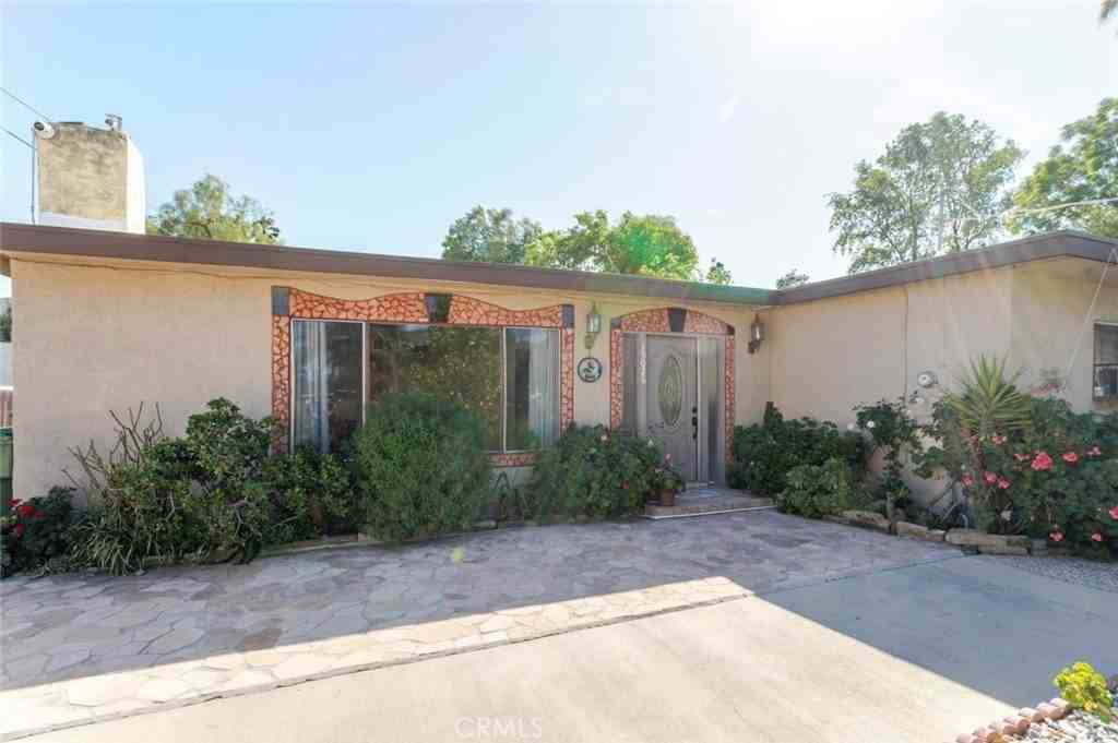 19026 Keswick St - Photo 5 of 34