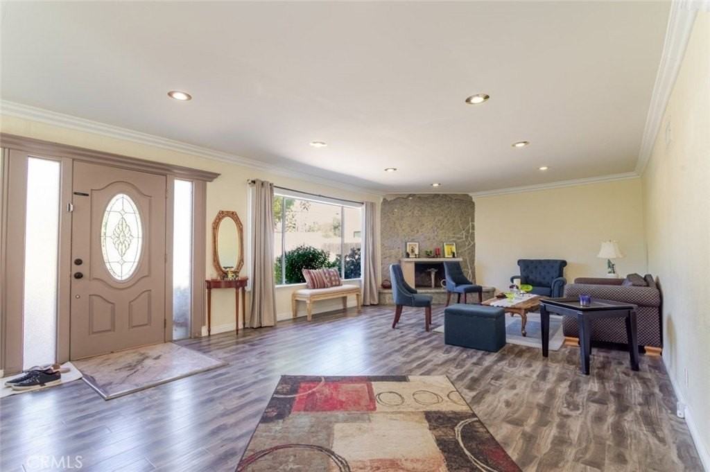 19026 Keswick St - Photo 7 of 34