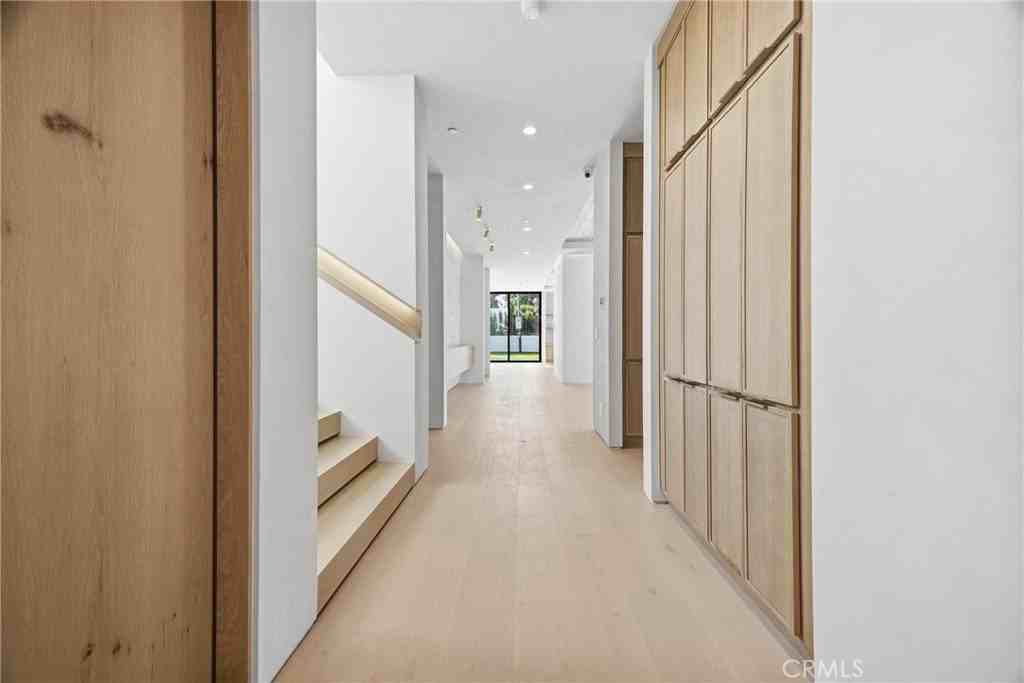 4827 Stansbury Ave - Photo 5 of 49