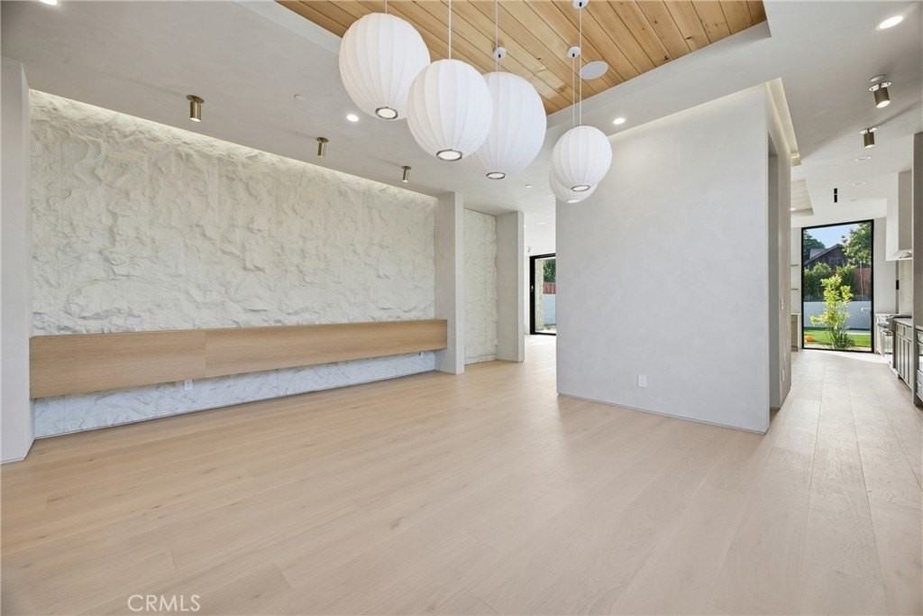 4827 Stansbury Ave - Photo 6 of 49