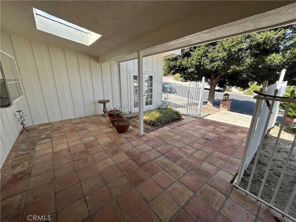 24010 Hatteras St - Photo 3 of 31