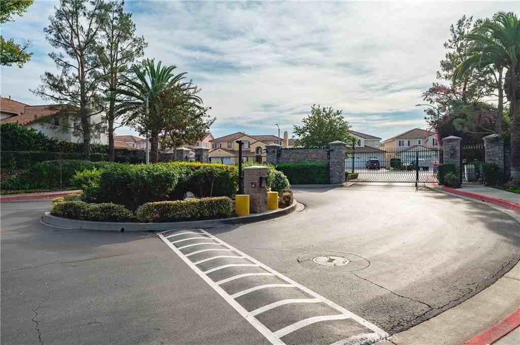 19366 Fortune Pl - Photo 3 of 35